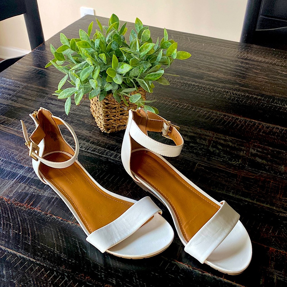 Gently used Kenneth Cole sandal